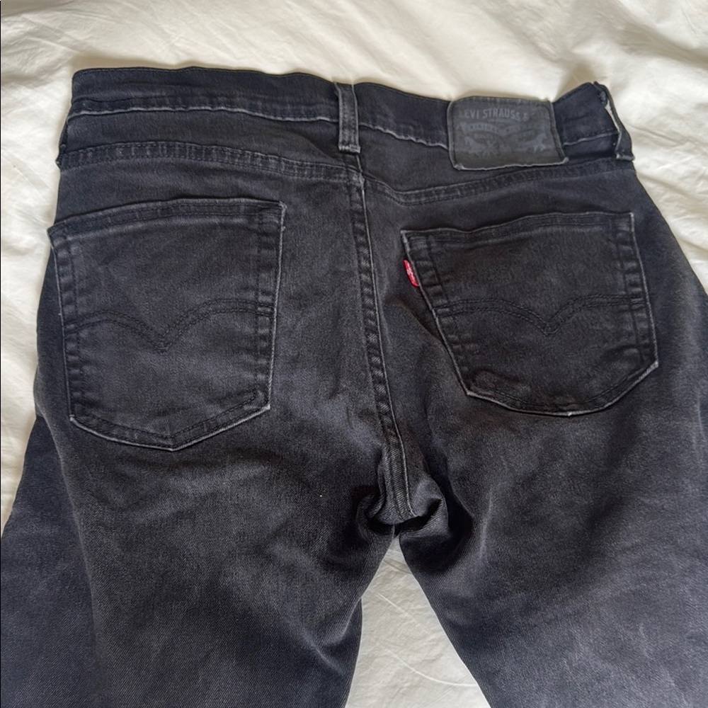 Levi's Women’s cropped Black Jeans